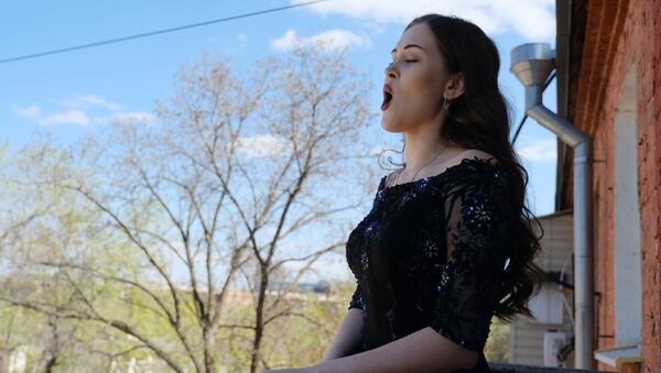 Una mujer cantando en el balcón - Sputnik Mundo