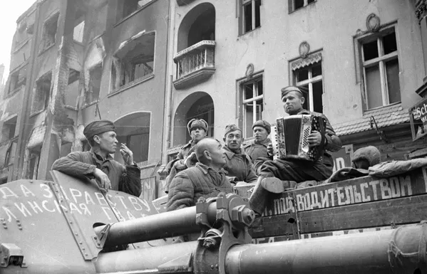 Las instantáneas históricas de la Batalla de Berlín - Sputnik Mundo
