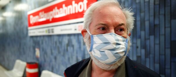 Un señor con una mascarilla en el metro de Colonia, Alemania - Sputnik Mundo