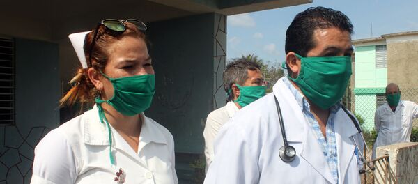 Enfermera y doctor Sebastián Meneses, médico boliviano en el poblado de Zaragoza, San José de las Lajas, Cuba - Sputnik Mundo