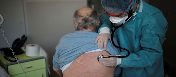 Un cardiólogo examina a un paciente en la unidad post COVID-19 de un hospital en Francia - Sputnik Mundo