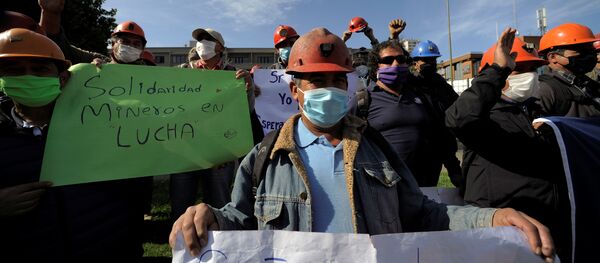Mineros chilenos manifestándose en medio de la pandemia por COVID-19 Mineros chilenos manifestándose en medio de la pandemia por COVID-19 - Sputnik Mundo