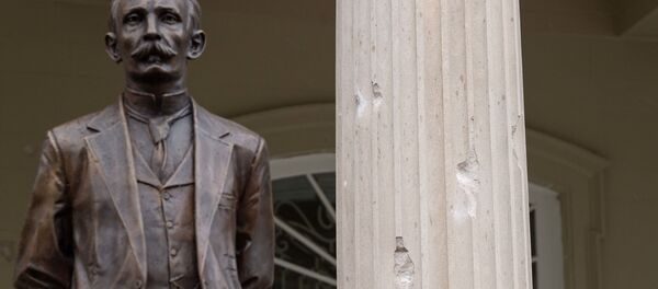 Estatua de José Martí cerca de la embajada de Cuba en Washington tras el ataque con balas - Sputnik Mundo