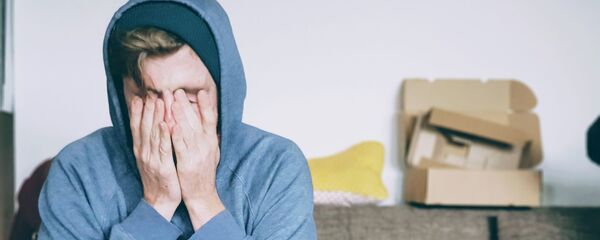 Un hombre con dolor de cabeza - Sputnik Mundo