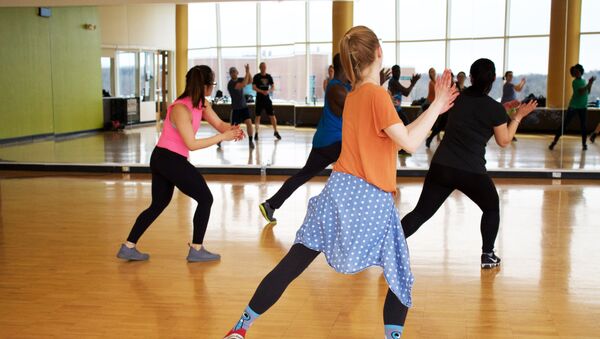 Personas en una clase de baile (archivo) - Sputnik Mundo