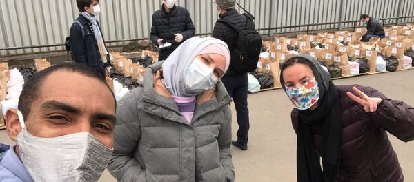 Pedro y otros voluntarios de la Casa de la Bondad - Sputnik Mundo