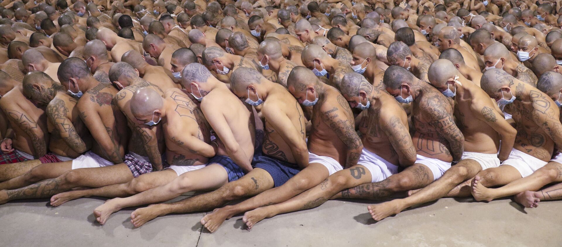 Заключенные в тюрьме Изалко в Сан-Сальвадоре во время операции по обеспечению безопасности - Sputnik Mundo, 1920, 04.09.2020