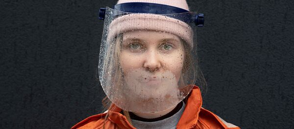 Un escudo facial sobre una chica en Polonia - Sputnik Mundo