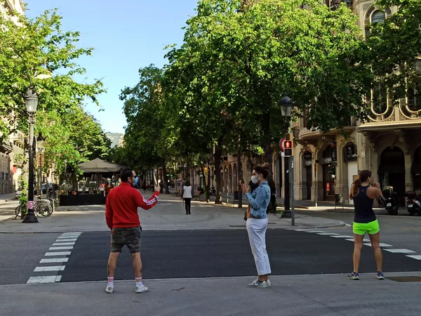 Tras 49 días de confinamiento, los españoles vuelven a disfrutar al aire libre Tras 49 días de confinamiento, los españoles vuelven a disfrutar al aire libre - Sputnik Mundo
