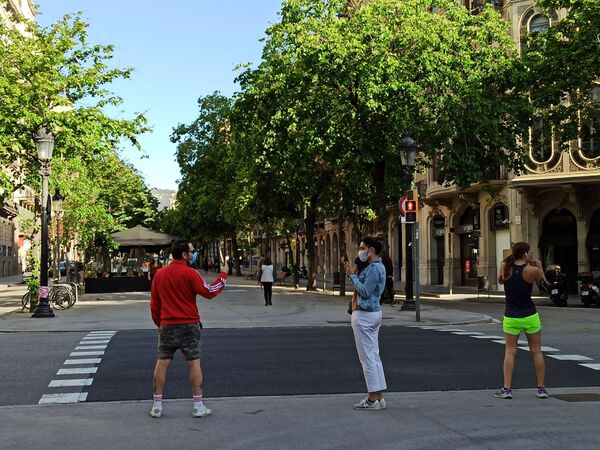 Tras 49 días de confinamiento, los españoles vuelven a disfrutar al aire libre - Sputnik Mundo