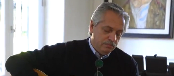 Alberto Fernández, presidente argentino, tocando la guitarra - Sputnik Mundo