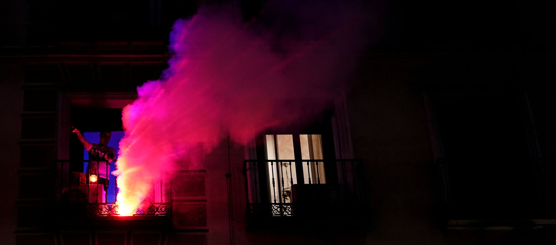 Un joven celebra el Día de la Comunidad de Madrid desde su ventana  - Sputnik Mundo, 1920, 04.05.2020