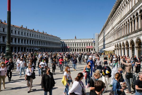 Los italianos vuelven a las calles por primera vez en nueve semanas  - Sputnik Mundo