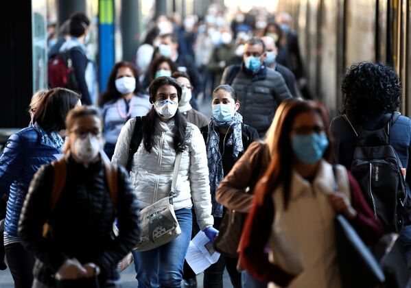 Los italianos vuelven a las calles por primera vez en nueve semanas  - Sputnik Mundo