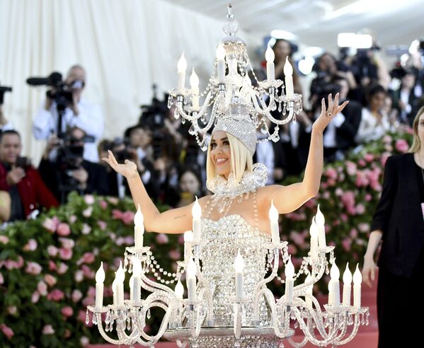 Imaginación sin límites: los extravagantes trajes de la Gala del Met en Nueva York - Sputnik Mundo