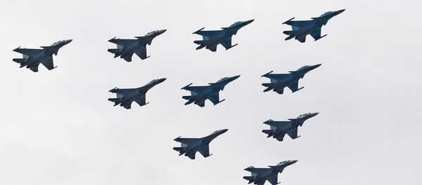 Los cazas Su-30SM y Su-35S y los bombarderos Su-34 participan en el ensayo del desfile militar Los cazas Su-30SM y Su-35S y los bombarderos Su-34 participan en el ensayo del desfile militar - Sputnik Mundo