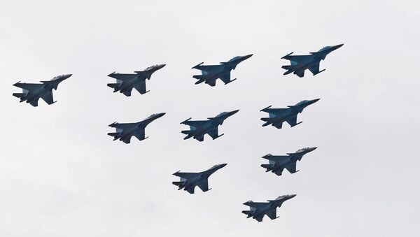 Los cazas Su-30SM y Su-35S y los bombarderos Su-34 participan en el ensayo del desfile militar Los cazas Su-30SM y Su-35S y los bombarderos Su-34 participan en el ensayo del desfile militar - Sputnik Mundo