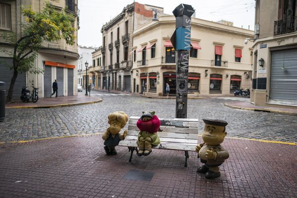 La estatua de Mafalda, un famoso personaje de dibujos animados creado por Quino, se encuentra con la cara cubierta en Buenos Aires, Argentina - Sputnik Mundo