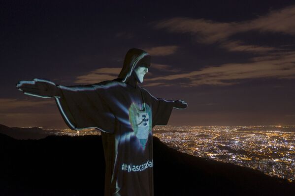El Cristo Redentor, en Rio de Janeiro, lleva una máscara facial - Sputnik Mundo