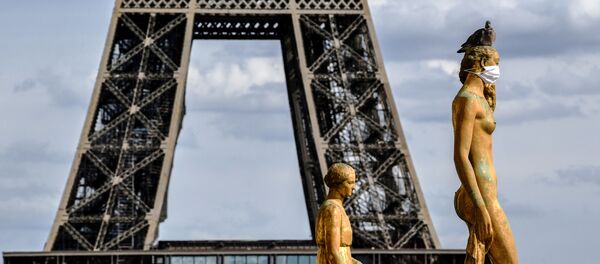 La Torre Eiffel se ve detrás de las estatuas de bronce con mascarillas, en el Parvis des Droits de l'Homme, en Francia - Sputnik Mundo