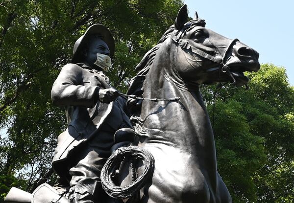 La estatua del revolucionario mexicano Francisco 'Pancho' Villa lleva un barbijo - Sputnik Mundo