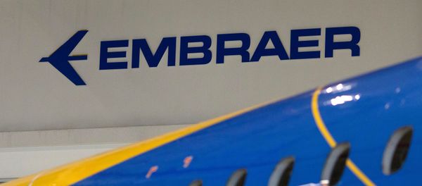 Logo de la empresa aeronáutica brasileña Embraer Logo de la empresa aeronáutica brasileña Embraer - Sputnik Mundo