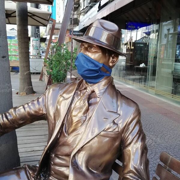 La estatua de Carlos Gardel, icónico cantante de tango del Río de la Plata, lleva una mascarilla en Montevideo, Uruguay - Sputnik Mundo
