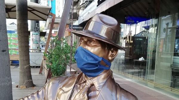La estatua de Carlos Gardel, icónico cantante de tango del Río de la Plata, lleva una mascarilla en Montevideo, Uruguay La estatua de Carlos Gardel, icónico cantante de tango del Río de la Plata, lleva una mascarilla en Montevideo, Uruguay - Sputnik Mundo