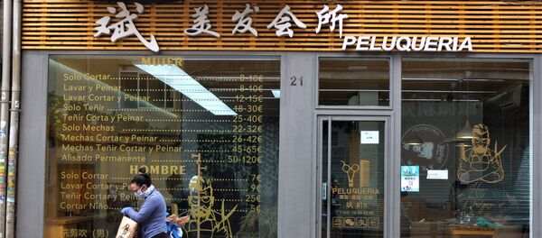 Una peluquería abierta en Usera, el barrio chino de Madrid.  - Sputnik Mundo
