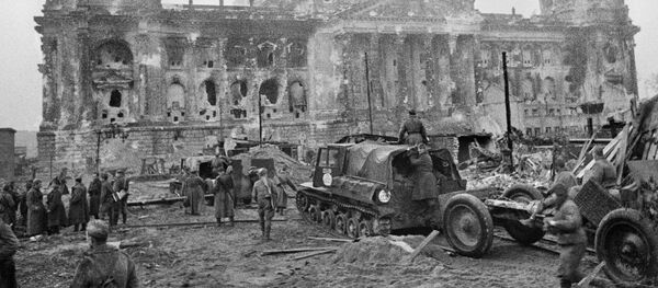El Ejército soviético en el Reichstag en los primeros días después de la rendición de Alemania - Sputnik Mundo