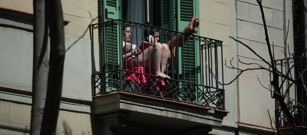 Dos jóvenes en un balcón en Barcelona - Sputnik Mundo