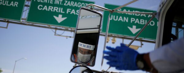 Un camión de carga pasa la zona fronteriza entre México y EEUU - Sputnik Mundo