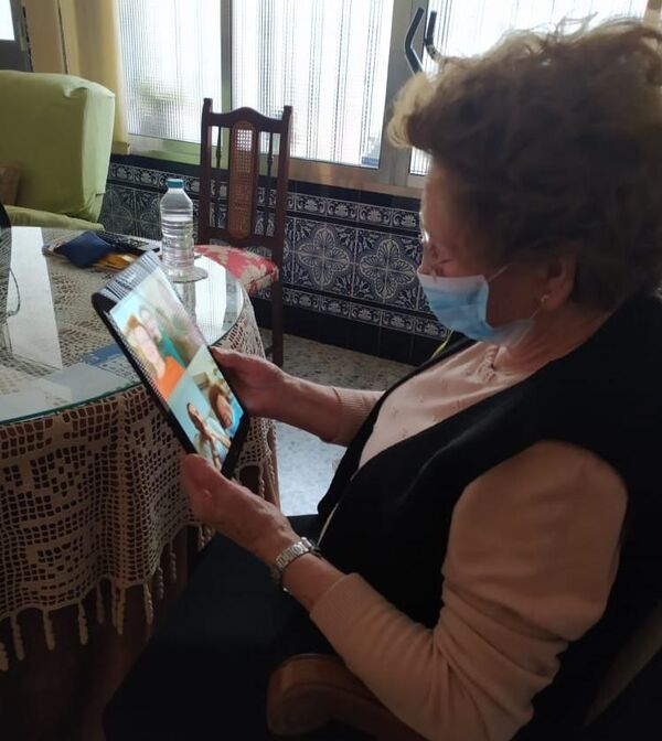 Voluntariado de videollamadas, la tabla de salvación contra la soledad de nuestros mayores en Sevilla - Sputnik Mundo