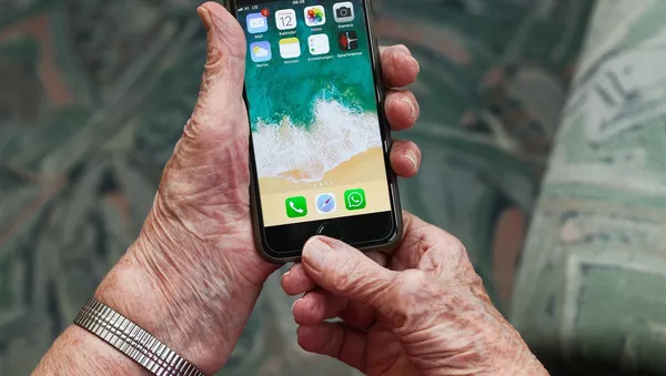 Un teléfono móvil en manos de una persona mayor 