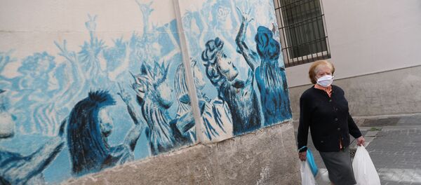 Una mujer en mascarilla - Sputnik Mundo