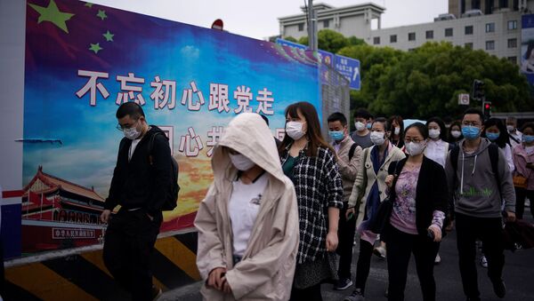 Chinos con mascarillas - Sputnik Mundo