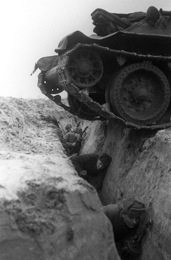 Tragedia y heroísmo del pueblo de la URSS en las imágenes de la Segunda Guerra Mundial - Sputnik Mundo