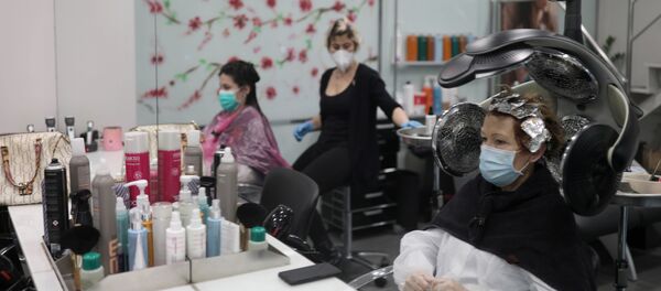 Peluquerías atienden en España en la fase 0 de la desescalada - Sputnik Mundo