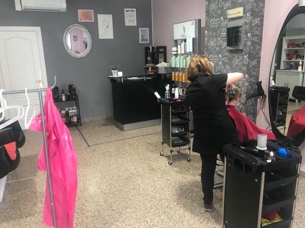 Abren las peluquerías en España: Si pudiera, permanecería cerrada, porque esto va a ser una ruina Abren las peluquerías en España: Si pudiera, permanecería cerrada, porque esto va a ser una ruina - Sputnik Mundo