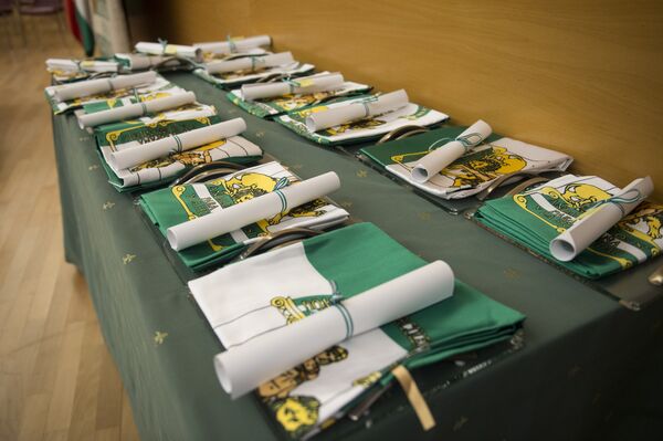 El PP maquilla la simbología andaluza con aires monárquicos | Fotos - Sputnik Mundo