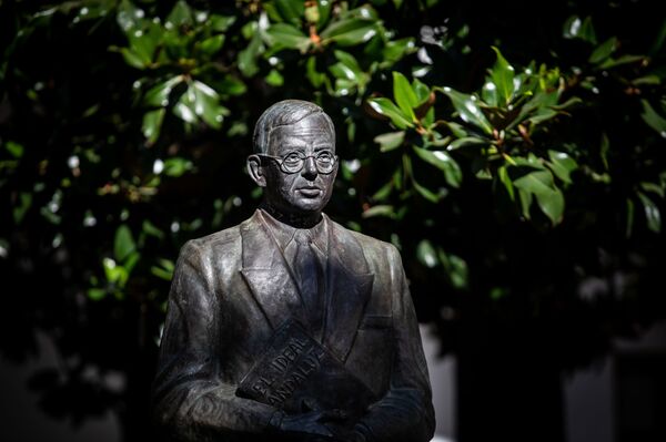 El PP maquilla la simbología andaluza con aires monárquicos | Fotos - Sputnik Mundo