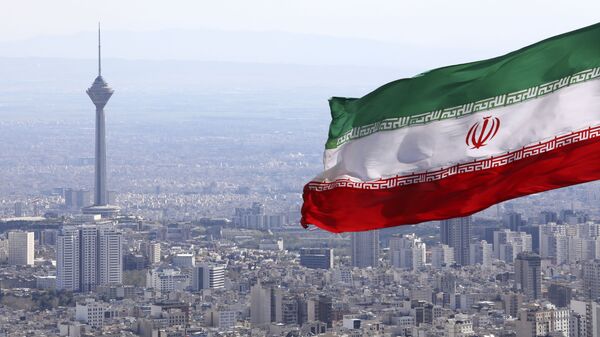 La bandera de Irán en la ciudad de Teherán - Sputnik Mundo