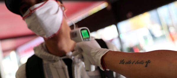 Miden la temperatura para detectar el coronavirus en Chile - Sputnik Mundo