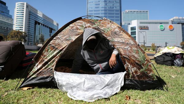 Un boliviano durante la cuarentena en Chile - Sputnik Mundo