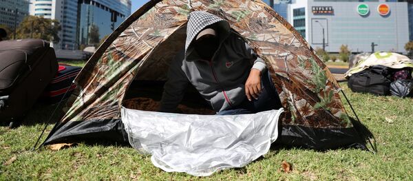 Un boliviano durante la cuarentena en Chile - Sputnik Mundo