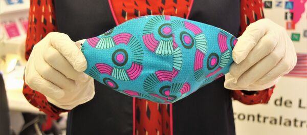 Una mascarilla fabricada por mujeres de Apramp - Sputnik Mundo