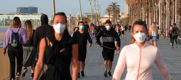 Caminantes en el paseo marítimo de Barcelona durante la desescalada - Sputnik Mundo
