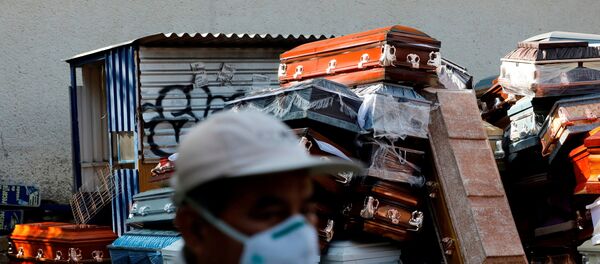 Ataúdes cerca de un crematorio en Ciudad de México durante la pandemia de COVID-19 - Sputnik Mundo