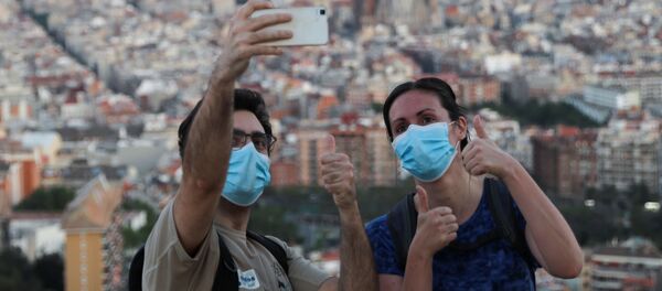 Españoles en Barcelona durante la pandemia de coronavirus Españoles en Barcelona durante la pandemia de coronavirus - Sputnik Mundo