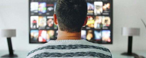 Un chico mirando la película Un chico mirando la película - Sputnik Mundo